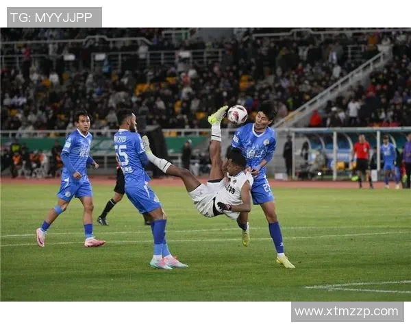 足球明星激情瞬间亲吻镜头展现无尽魅力与热爱足球的真挚情感